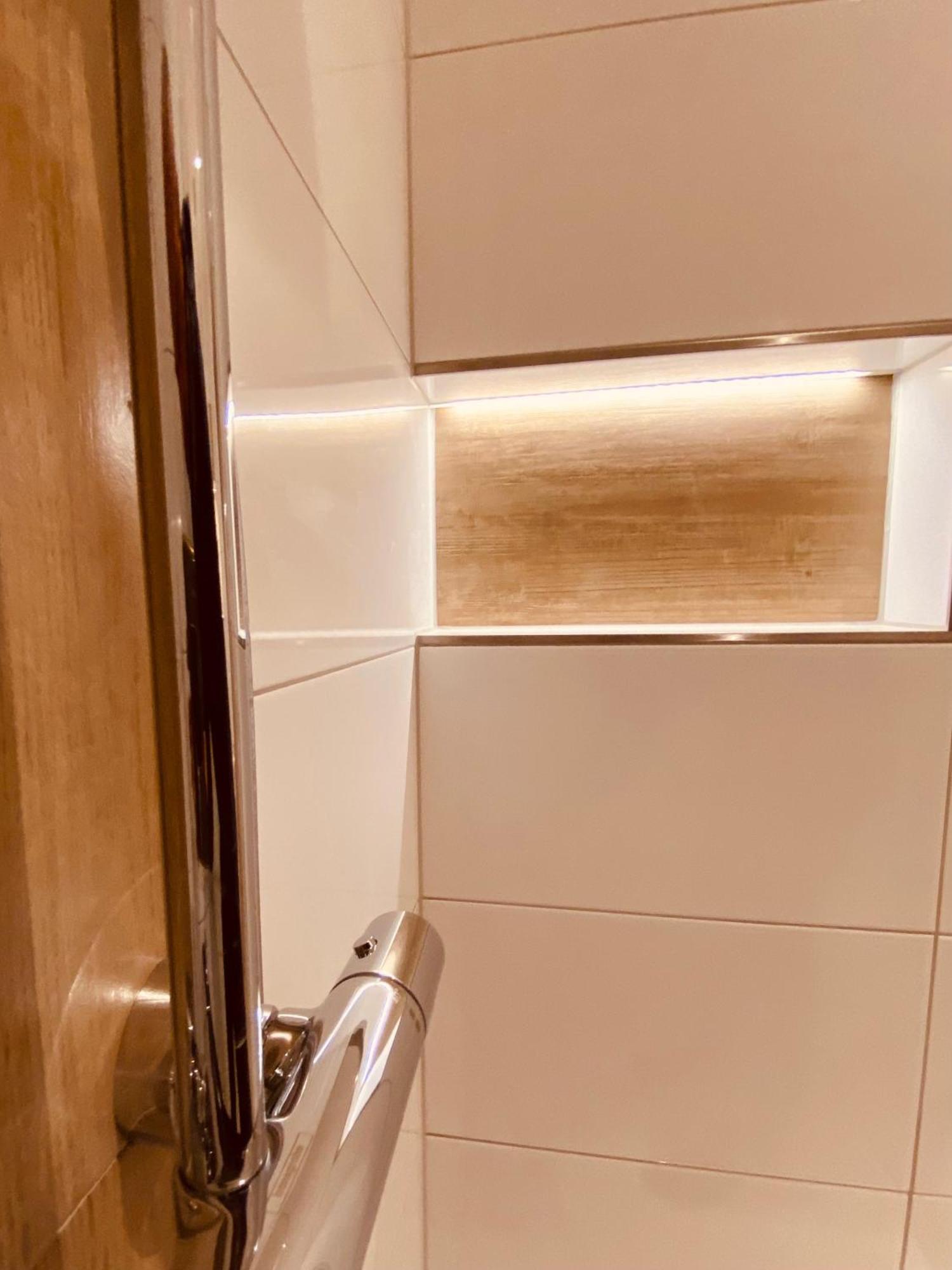 Hochwertige Mit 7qm Balkon, Netflix, Kaffeeautomat, Rainshower Bad Apartment Zwickau